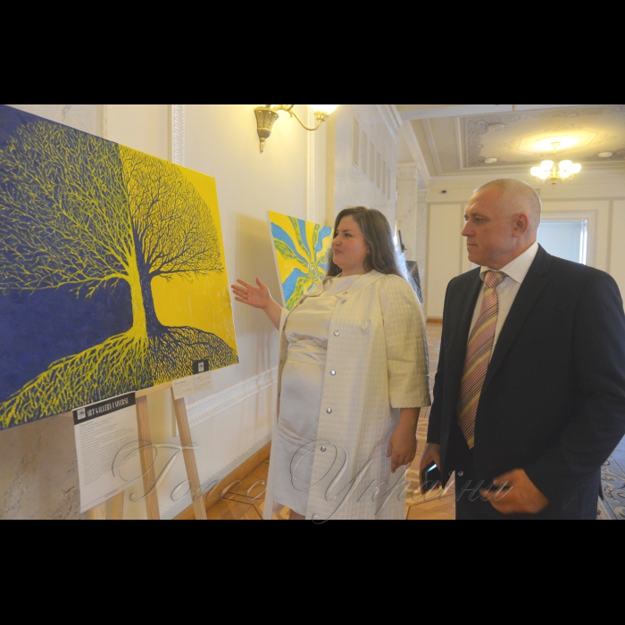 4 вересня 2018 відкриття експозиції картин сучасного мистецтва України, присвяченої символам української державності в кулуарах ІІІ поверху будинку Верховної Ради України (вул. Грушевського, 5).
Протягом шести років митці Ігор Мошков та Людмила Світла створювали експозицію «Образи моєї країни» і присвятили її символам української державності.