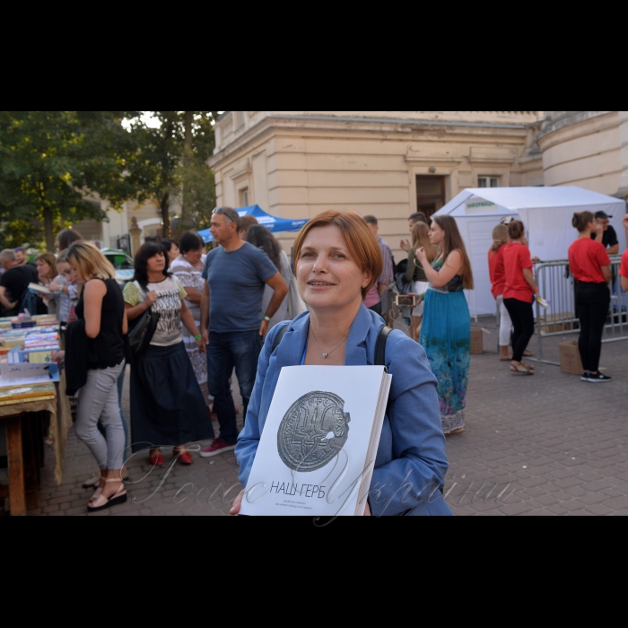 20 вересня 2018 у Львові триває 25-й ювілейний книжковий форум. Гран-прі конкурсу, як найкраща книга форуму виборола книга видавництва «Родовід» «Наш герб».
Директор видавництва «Родовід» Лідія Лихач з книгою видавництва «Наш герб», яка визнана найкращим виданням форуму.
