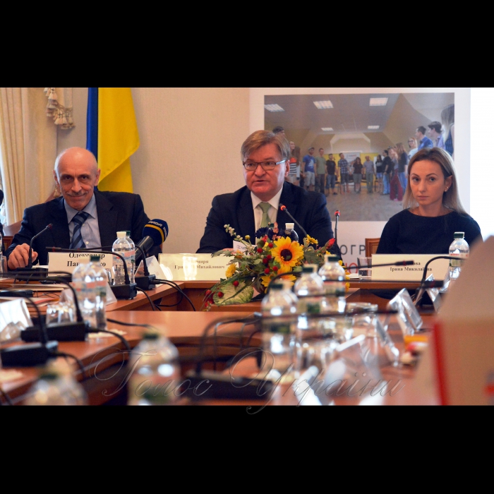 25 вересня 2018 Комітет Верховної Ради України з питань прав людини, національних меншин і міжнаціональних відносин за підтримки Української Гельсінської спілки з прав людини та проекту USAID «Права людини в дії» провів «круглий стіл» на тему: «Перехідне правосуддя як шлях подолання наслідків конфлікту та збройної агресії».
Виконавчий директор Української Гельсінської спілки з прав людини Олександр Павліченко, голова комітету Верховної Ради України з питань прав людини, національних меншин і міжнаціональних відносин Григорій Немиря та народний депутат Ірина Суслова.