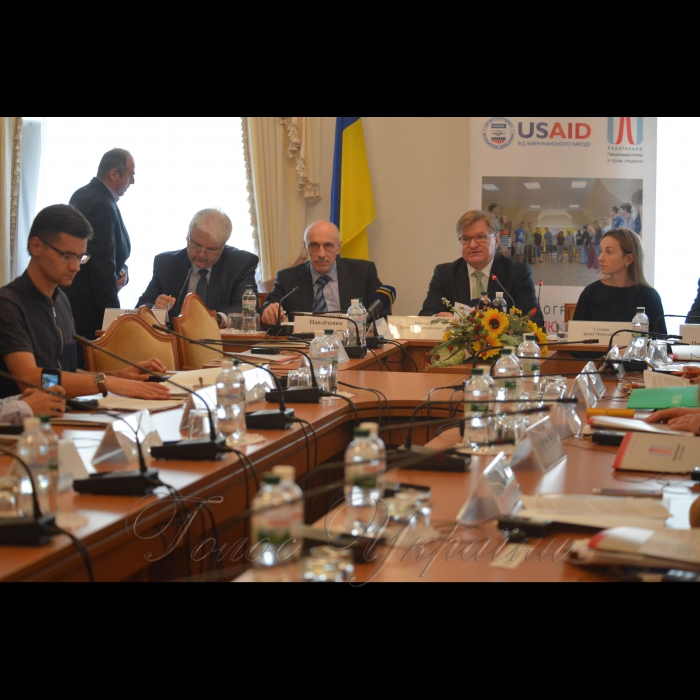 25 вересня 2018 Комітет Верховної Ради України з питань прав людини, національних меншин і міжнаціональних відносин за підтримки Української Гельсінської спілки з прав людини та проекту USAID «Права людини в дії» провів «круглий стіл» на тему: «Перехідне правосуддя як шлях подолання наслідків конфлікту та збройної агресії».
Виконавчий директор Української Гельсінської спілки з прав людини Олександр Павліченко, голова комітету Верховної Ради України з питань прав людини, національних меншин і міжнаціональних відносин Григорій Немиря та народний депутат Ірина Суслова.