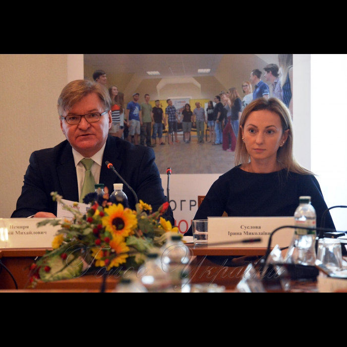 25 вересня 2018 Комітет Верховної Ради України з питань прав людини, національних меншин і міжнаціональних відносин за підтримки Української Гельсінської спілки з прав людини та проекту USAID «Права людини в дії» провів «круглий стіл» на тему: «Перехідне правосуддя як шлях подолання наслідків конфлікту та збройної агресії».
Голова комітету Верховної Ради України з питань прав людини, національних меншин і міжнаціональних відносин Григорій Немиря та народний депутат Ірина Суслова.