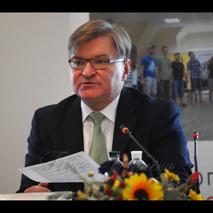25 вересня 2018 Комітет Верховної Ради України з питань прав людини, національних меншин і міжнаціональних відносин за підтримки Української Гельсінської спілки з прав людини та проекту USAID «Права людини в дії» провів «круглий стіл» на тему: «Перехідне правосуддя як шлях подолання наслідків конфлікту та збройної агресії».
Голова комітету Верховної Ради України з питань прав людини, національних меншин і міжнаціональних відносин Григорій Немиря.