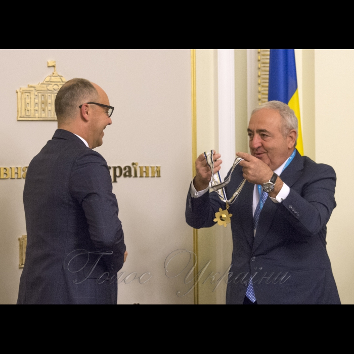 26 вересня 2018 п’ятдесят перше засідання Комітету Парламентської асамблеї Організації Чорноморського економічного співробітництва (ПАЧЕС) з економічних, торговельних, технологічних та екологічних питань.
генеральний секретар ПАЧЄС Асаф Гаджієв вручає пам'ятну медаль 25 років ПАЧЕС голові Верховної Ради України Андрію Парубію.