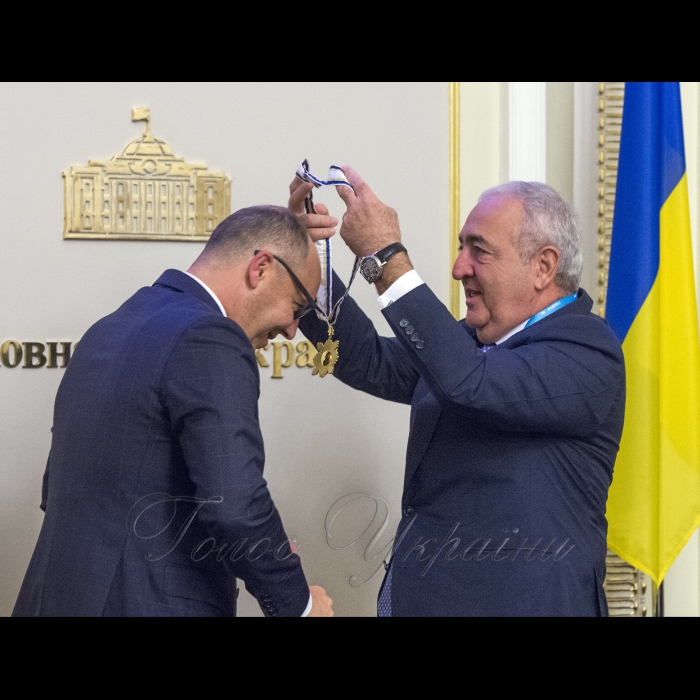26 вересня 2018 п’ятдесят перше засідання Комітету Парламентської асамблеї Організації Чорноморського економічного співробітництва (ПАЧЕС) з економічних, торговельних, технологічних та екологічних питань.
генеральний секретар ПАЧЄС Асаф Гаджієв вручає пам'ятну медаль 25 років ПАЧЕС голові Верховної Ради України Андрію Парубію.