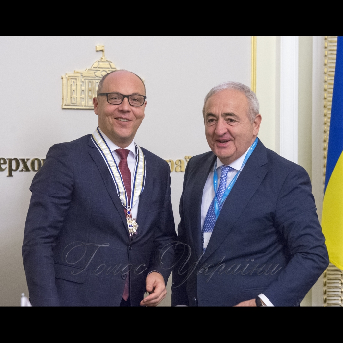26 вересня 2018 п’ятдесят перше засідання Комітету Парламентської асамблеї Організації Чорноморського економічного співробітництва (ПАЧЕС) з економічних, торговельних, технологічних та екологічних питань.
генеральний секретар ПАЧЄС Асаф Гаджієв вручає пам'ятну медаль 25 років ПАЧЕС голові Верховної Ради України Андрію Парубію.