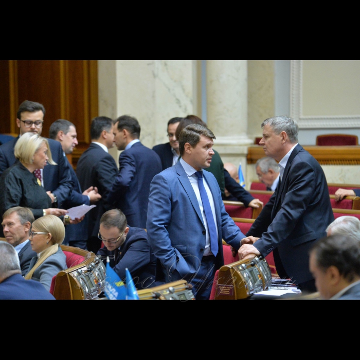 2 жовтня 2018 засідання ВР України.
Вадим Івченко, Юрій Одарченко-обоє Батьківщина.