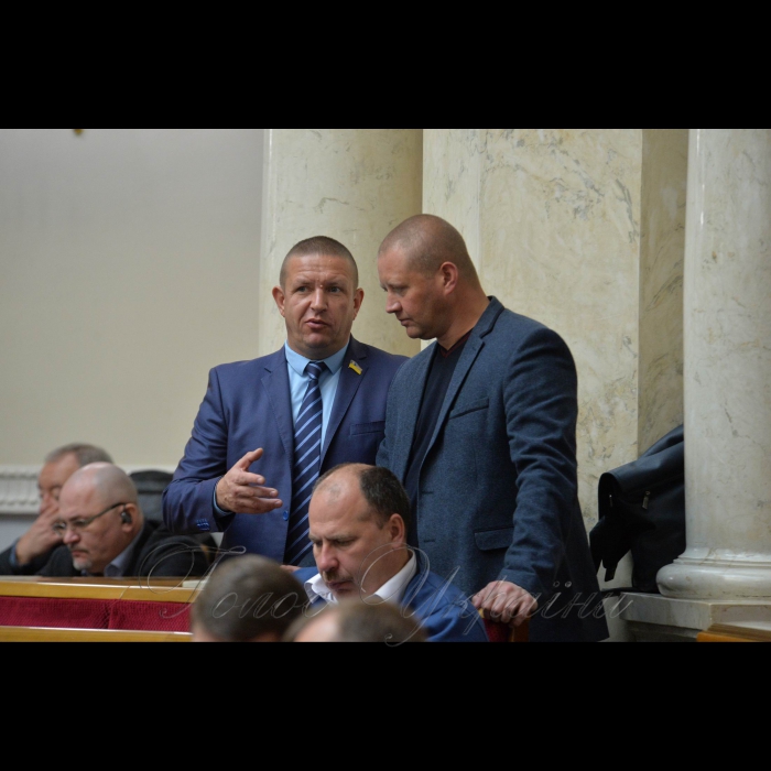 3 жовтня 2018 засідання ВР України.
Михайло Бондар - Народний фронт, Володимир Соляр - НФ.