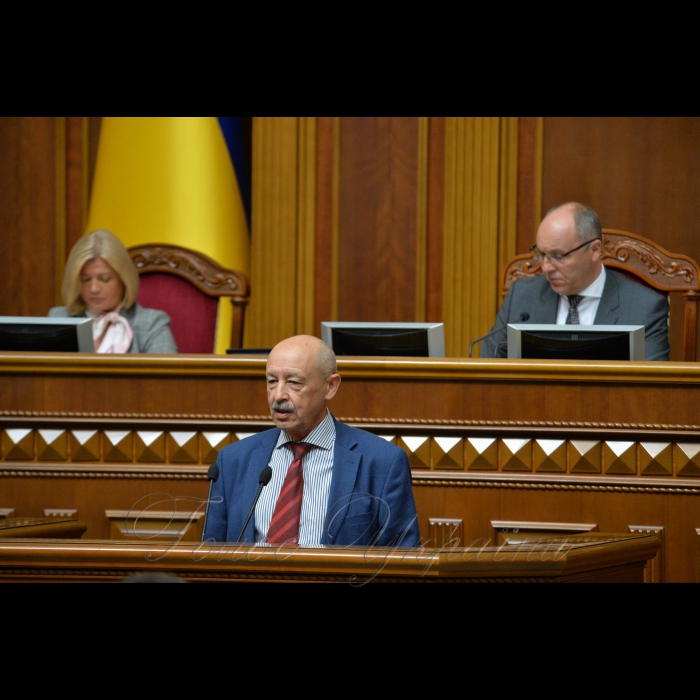 3 жовтня 2018 засідання ВР України.
Вчитель фізики та астрономії вищої кваліфікаційної категорії Чернівецького міського ліцею № 1 математичного та економічного профілів Пауль Пшенічка.