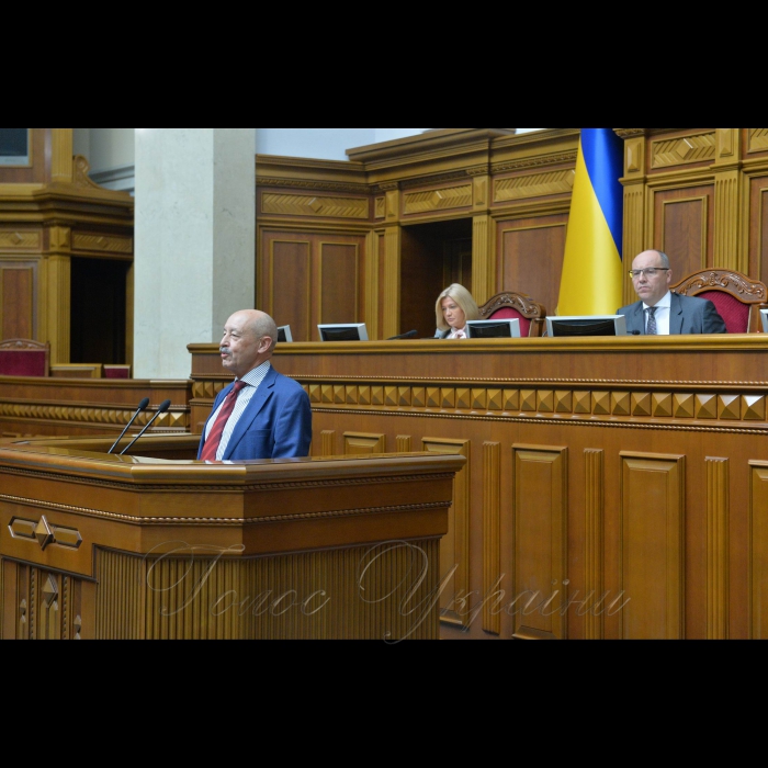 3 жовтня 2018 засідання ВР України.
Вчитель фізики та астрономії вищої кваліфікаційної категорії Чернівецького міського ліцею № 1 математичного та економічного профілів Пауль Пшенічка.