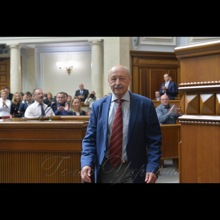 3 жовтня 2018 засідання ВР України.
Вчитель фізики та астрономії вищої кваліфікаційної категорії Чернівецького міського ліцею № 1 математичного та економічного профілів Пауль Пшенічка.