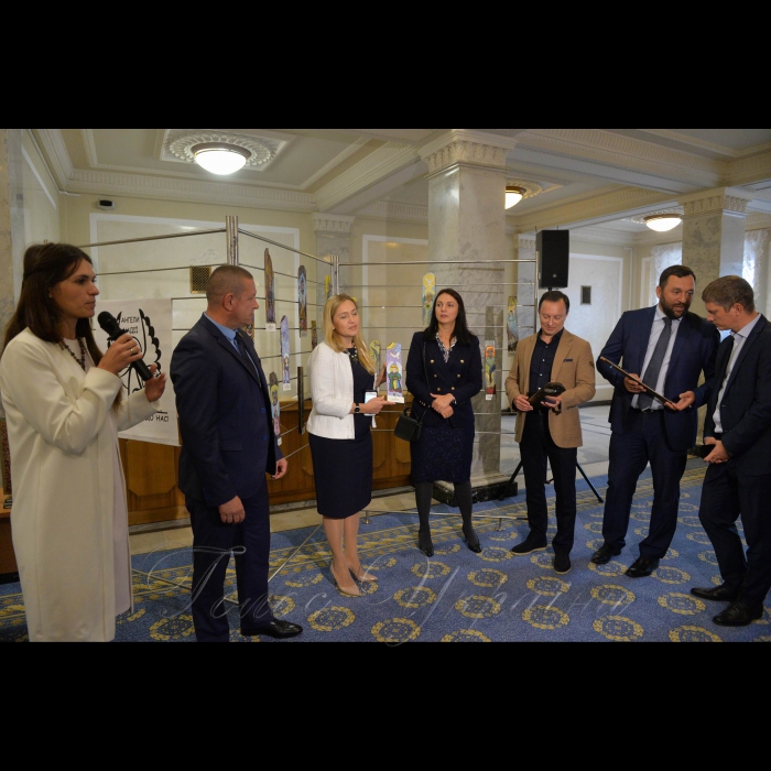 4 жовтня 2018 у Верховній Раді відбувся аукціон  «Ангели надії».
На аукціон буде виставлено роботи, намальовані на гонтах відомими жінками. Кошти, виручені на торгах, буде передано Центру реабілітації воїнів АТО «Фенікс».