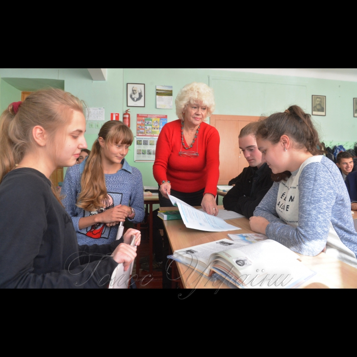 4 жовтня 2018 Київ, школа №27, 11-а клас, вчителька, класна керівниця Олена Гоменюк з дітьми.