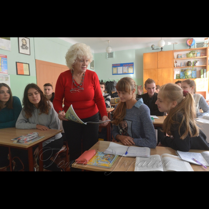 4 жовтня 2018 Київ, школа №27, 11-а клас, вчителька, класна керівниця Олена Гоменюк з дітьми.