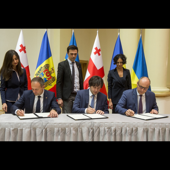 6 жовтня 2018 розпочалась робоча поїздка участю Голови Верховної Ради України Андрія Парубія до Грузії (Тбілісі).
Церемонія підписання Статуту Міжпарламентської асамблеї Парламенту Грузії, Парламенту Республіки Молдова та Верховної Ради України.
Статут підписують Глави делегацій: Андріан КАНДУ Голова Парламенту Республіки Молдова, Іраклій КОБАХІДЗЕ Голова Парламенту Грузії, Андрій ПАРУБІЙ  Голова Верховної Ради України.