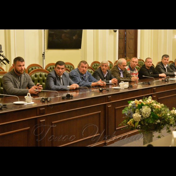 10 жовтня 2018 перший заступник керівника апарату ВР- керуючий справами Петро Боднар нагородив працівників апарату- учасників бойових дій з нагоди Дня захисника України цінними подарунками Голови ВР України.
