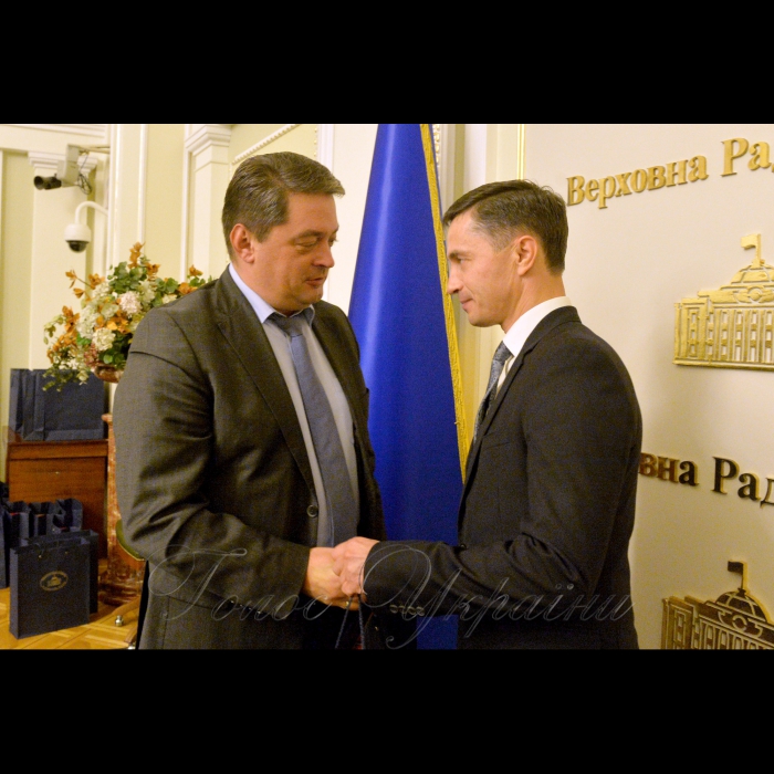 10 жовтня 2018 перший заступник керівника апарату ВР- керуючий справами Петро Боднар нагородив працівників апарату- учасників бойових дій з нагоди Дня захисника України цінними подарунками Голови ВР України.
Керівнику протоколу Голови ВР Віталію Різниченку вручає цінний подарунок Голови ВР перший заступник керівника апарату ВР - керуючий справами Петро Боднар.