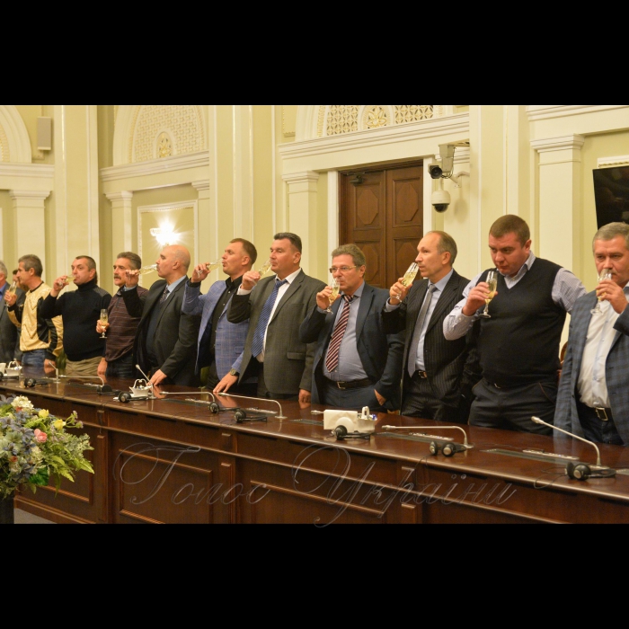 10 жовтня 2018 перший заступник керівника апарату ВР- керуючий справами Петро Боднар нагородив працівників апарату- учасників бойових дій з нагоди Дня захисника України цінними подарунками Голови ВР України.
