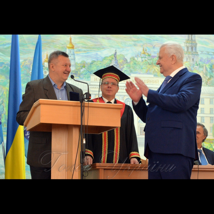 12 жовтня 2018 вручення щорічної відзнаки Фонду розвитку журналістики імені Анатолія Москаленка відбулося у Актовій залі Вченої ради Національного авіаційного університету у межах урочистостей з нагоди 85-річчя навчального закладу.
Олександр Клименко, ректор НАУ Володимир Ісаєнко, перший Президент України Леонід Кравчук.