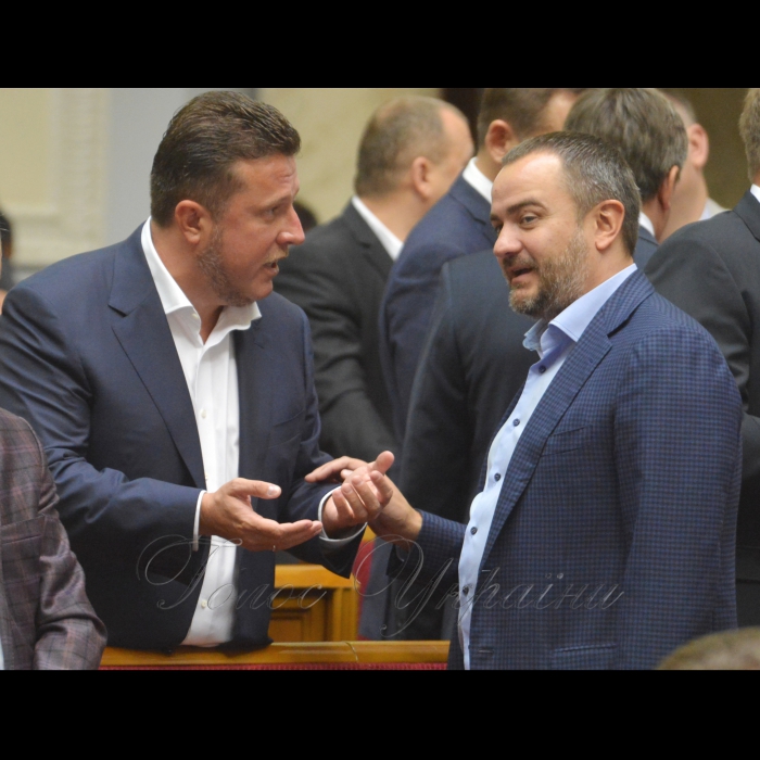 18 жовтня 2018 пленарне засідання Верховної Ради України.
Антон Яценко ВІДРО., Андрій Павелко БП.