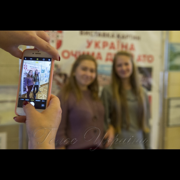 18 жовтня 2018 у кулуарах ІІІ поверху Верховної Ради України відбулася Презентація виставки картин “Україна очима дітей АТО”. 
На Волині, в рамках 12-го арт-каравану дружби “Схід і Захід разом” відбувся проект “Дитинство без сліз”. Його учасниками стали юні художники з прифронтових міст Луганщини: Рубіжного, Лисичанська, Кремінної та Сватового. Захід відбувся під патронатом народного депутата України Степана Івахіва.
