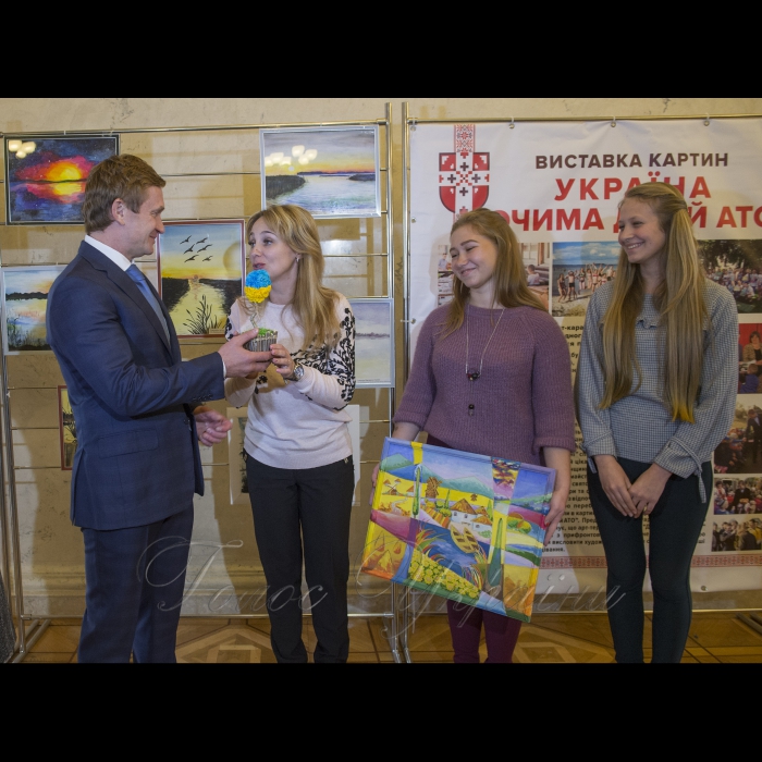 18 жовтня 2018 у кулуарах ІІІ поверху Верховної Ради України відбулася Презентація виставки картин “Україна очима дітей АТО”. 
На Волині, в рамках 12-го арт-каравану дружби “Схід і Захід разом” відбувся проект “Дитинство без сліз”. Його учасниками стали юні художники з прифронтових міст Луганщини: Рубіжного, Лисичанська, Кремінної та Сватового. Захід відбувся під патронатом народного депутата України Степана Івахіва.