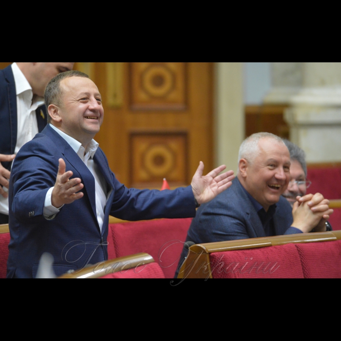 19 жовтня 2018 пленарне засідання Верховної Ради України. 
Головуючий повідомив, що у сесійній залі присутні члени Кабінету Міністрів на чолі з Прем’єр-міністром Володимиром Гройсманом. Розпочалася «година запитань до Уряду». Василь Яніцький БП, Олександр Дехтярчук БП.