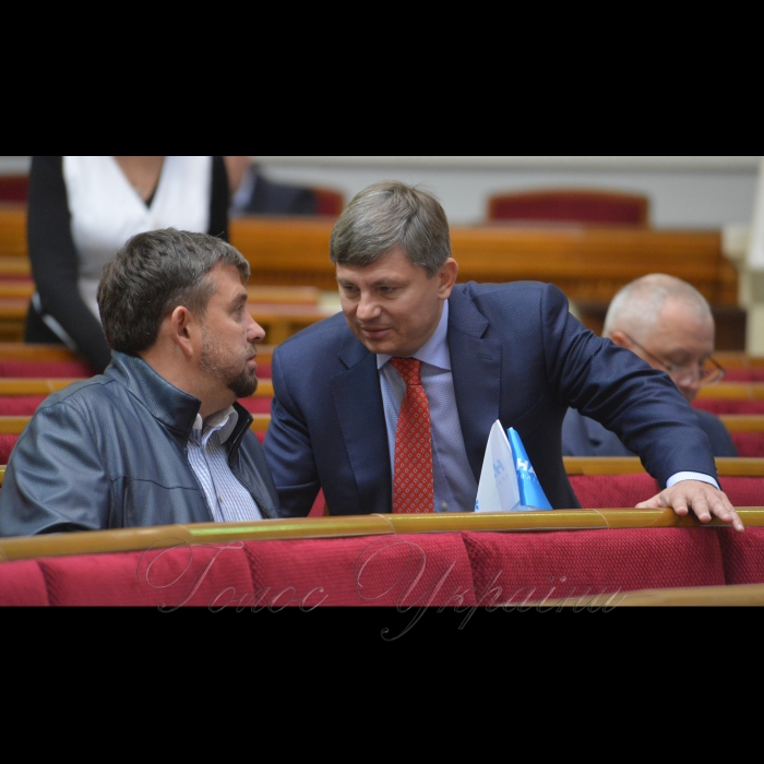 19 жовтня 2018 пленарне засідання Верховної Ради України. 
Головуючий повідомив, що у сесійній залі присутні члени Кабінету Міністрів на чолі з Прем’єр-міністром Володимиром Гройсманом. Розпочалася «година запитань до Уряду». Олег Недава, Артур Герасимов БП.