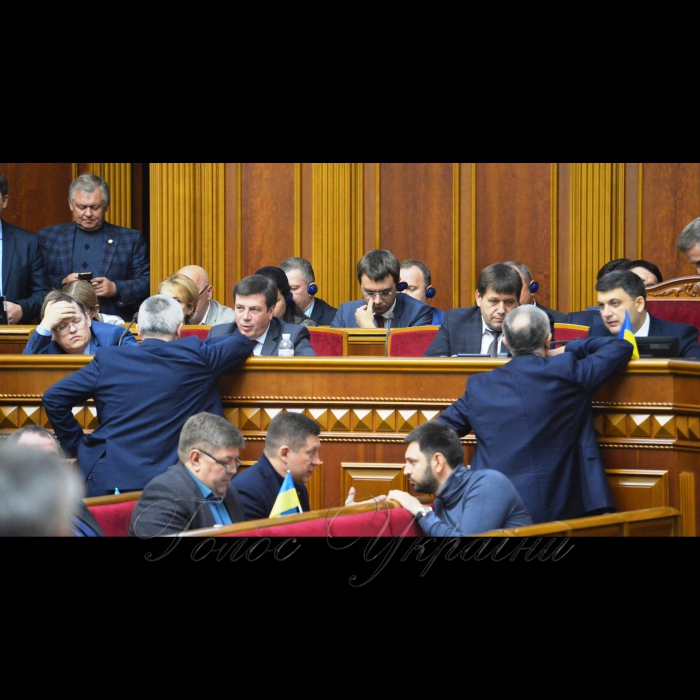 19 жовтня 2018 пленарне засідання Верховної Ради України. 
Головуючий повідомив, що у сесійній залі присутні члени Кабінету Міністрів на чолі з Прем’єр-міністром Володимиром Гройсманом. Розпочалася «година запитань до Уряду».