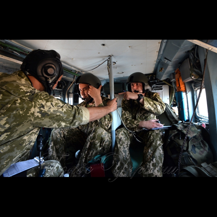 26 жовтня 2018 вертольотчики України у небі Африки.
У Демократичній Республіці Конго вже 6-й рік поспіль несуть службу у 18-му окремому вертольотному загоні миротворчих силах ООН (MONUSCO) українські вертольотчики. Всі вони – учасники нашої війни – кажуть, що після їхньої бойової роботи на захисті рідної землі служба в Африці вже не видається такою аж складною, вдома бачили страшніше…