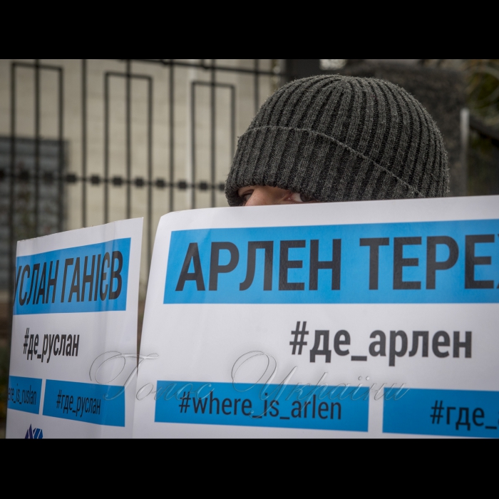 26 жовтня 2018 біля Посольства РФ у Києві відбулася акція активістів ГО КримSOS: 