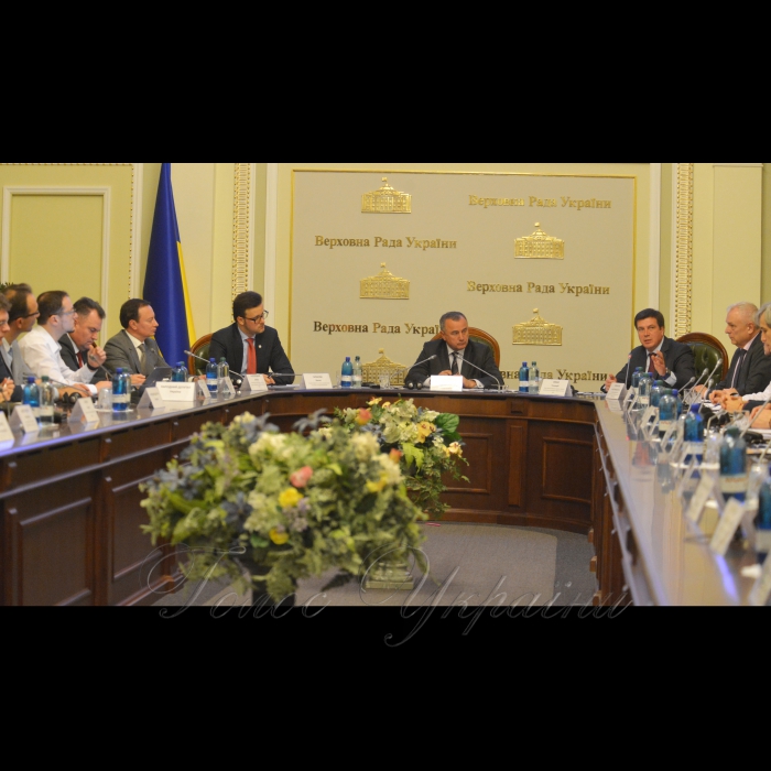 29 жовтня 2018 комітет з питань паливно-енергетичного комплексу, ядерної політики та ядерної безпеки провів дискусію на тему: «Держбюджет 2019: політика енергоефективності і енергетичної модернізації, чи високих тарифів і бюджетних субсидій».
Дмитро Андрієвський 1-й заст. голови комітету з питань будівництва містобудування і житлово-комунального господарства, Віктор Галасюк голова комітету з питань промислової політики та підприємництва, Олександр Домбровський 1-й заст. голови Комітету з питань паливно-енергетичного комплексу, ядерної політики та ядерної безпеки, Геннадій Зубко віце-прем’єр міністр.