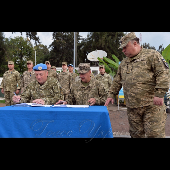 28 жовтня 2018 у Демократичній Республіці Конго, де несе службу український18-й окремий вертолітний загін Місії ООН зі стабілізації у ДР Конго завершилась ротація. 
Командир восьмої ротації підполковник Григорій Ситник та командир дев’ятої ротації льотчик-снайпер полковнику Віталій Цапко підписують Акт прийому-передачі повноважень (справа полковник Олександр Загородній).