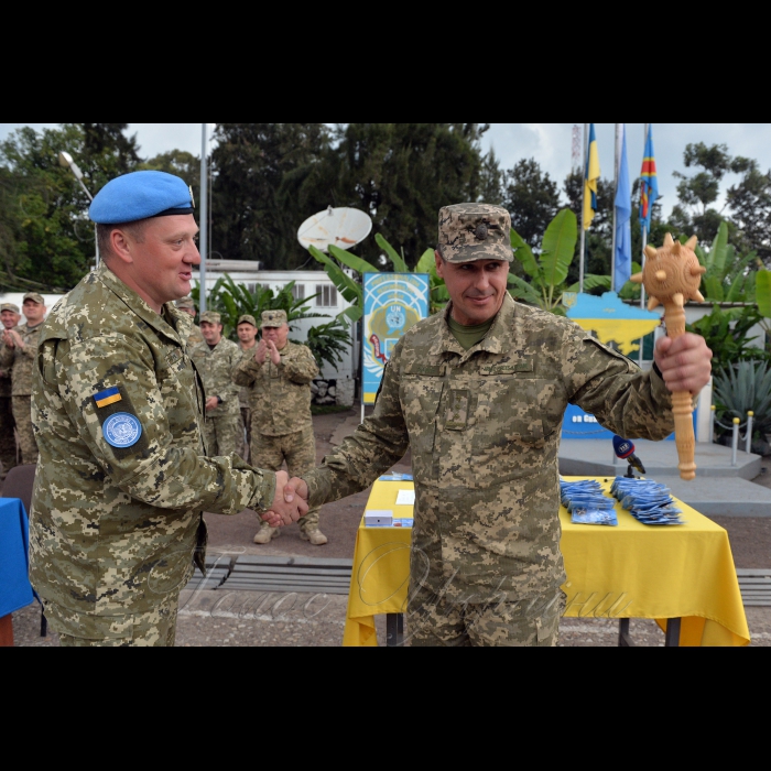 28 жовтня 2018 у Демократичній Республіці Конго, де несе службу український18-й окремий вертолітний загін Місії ООН зі стабілізації у ДР Конго завершилась ротація. 
Командир восьмої ротації підполковник Григорій Ситник передає символічну гетьманську булаву командиру дев’ятої ротації льотчику-снайперу полковнику Віталію Цапку.