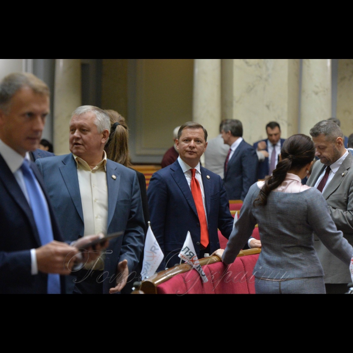 6 листопада 2018 ранкове пленарне засідання Верховної Ради України. 
Голова Верховної Ради України А.Парубій відкрив ранкове пленарне засідання. 
А.Парубій від імені Верховної Ради висловив співчуття рідним та близьким відомої громадської активістки, радниці міського голови Херсона Катерини Гандзюк, яка померла 4 листопада в опіковому відділенні Київської міської лікарні №2.