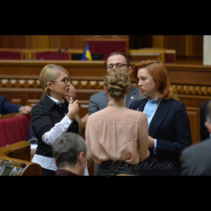 6 листопада 2018 ранкове пленарне засідання Верховної Ради України. 
Голова Верховної Ради України А.Парубій відкрив ранкове пленарне засідання. 
А.Парубій від імені Верховної Ради висловив співчуття рідним та близьким відомої громадської активістки, радниці міського голови Херсона Катерини Гандзюк, яка померла 4 листопада в опіковому відділенні Київської міської лікарні №2.
