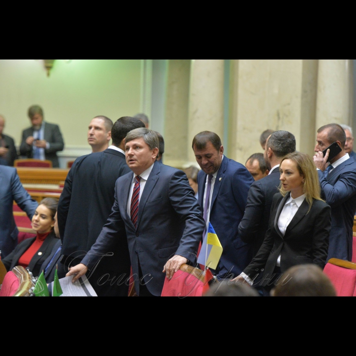 6 листопада 2018 ранкове пленарне засідання Верховної Ради України. 
Голова Верховної Ради України А.Парубій відкрив ранкове пленарне засідання. 
А.Парубій від імені Верховної Ради висловив співчуття рідним та близьким відомої громадської активістки, радниці міського голови Херсона Катерини Гандзюк, яка померла 4 листопада в опіковому відділенні Київської міської лікарні №2.