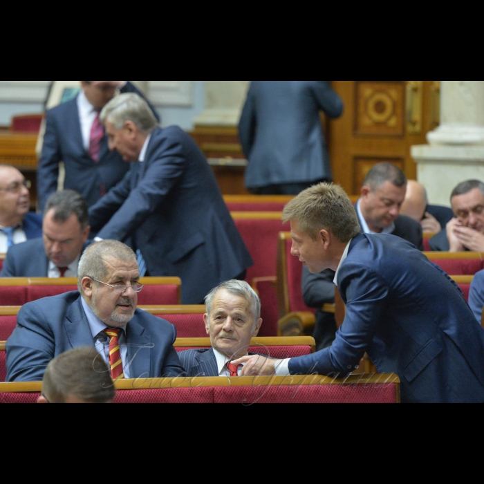6 листопада 2018 ранкове пленарне засідання Верховної Ради України. 
Голова Верховної Ради України А.Парубій відкрив ранкове пленарне засідання. 
А.Парубій від імені Верховної Ради висловив співчуття рідним та близьким відомої громадської активістки, радниці міського голови Херсона Катерини Гандзюк, яка померла 4 листопада в опіковому відділенні Київської міської лікарні №2.