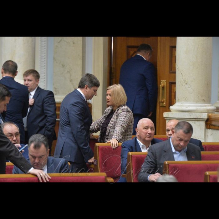6 листопада 2018 ранкове пленарне засідання Верховної Ради України. 
Голова Верховної Ради України А.Парубій відкрив ранкове пленарне засідання. 
А.Парубій від імені Верховної Ради висловив співчуття рідним та близьким відомої громадської активістки, радниці міського голови Херсона Катерини Гандзюк, яка померла 4 листопада в опіковому відділенні Київської міської лікарні №2.