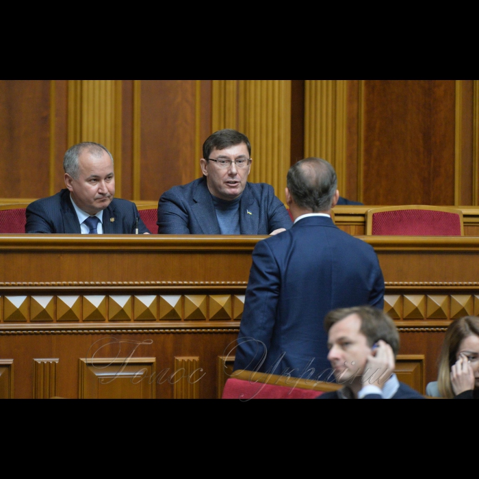6 листопада 2018 ранкове пленарне засідання Верховної Ради України. 
Голова Верховної Ради України А.Парубій відкрив ранкове пленарне засідання. 
А.Парубій від імені Верховної Ради висловив співчуття рідним та близьким відомої громадської активістки, радниці міського голови Херсона Катерини Гандзюк, яка померла 4 листопада в опіковому відділенні Київської міської лікарні №2.