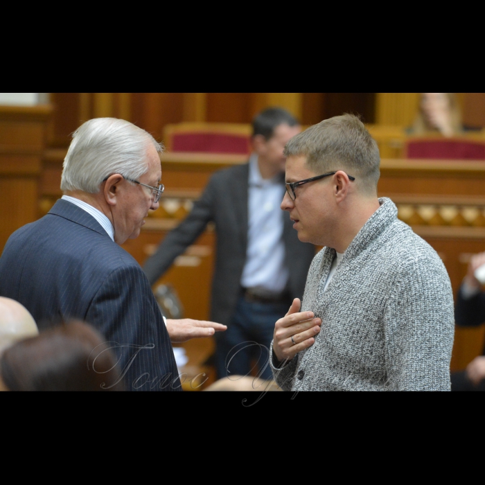 7 листопада 2018 пленарне засідання Верховної Ради України. 
Борис Тарасюк Б., Владислав Голуб позафр.