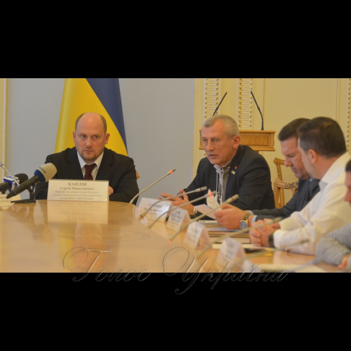 8 листопада 2018 у зв’язку із поширенням у засобах масової інформації заяв керівництвом ПАТ «Укрпошта» про припинення доставки пенсій, 08 листопада 2018 року відбудеться робоча нарада народних депутатів України - членів Комітету з представниками центральних органів виконавчої влади, Пенсійного фонду України, ПАТ «Укрпошта», профспілок з метою обговорення зазначеного питання.
Народні депутати Сергій Каплін, Олександр Сугоняко.