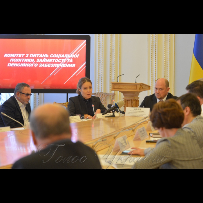 8 листопада 2018 у зв’язку із поширенням у засобах масової інформації заяв керівництвом ПАТ «Укрпошта» про припинення доставки пенсій, 08 листопада 2018 року відбудеться робоча нарада народних депутатів України - членів Комітету з представниками центральних органів виконавчої влади, Пенсійного фонду України, ПАТ «Укрпошта», профспілок з метою обговорення зазначеного питання.
Народні депутати Сергій Драюк, Наталія Королевська, Сергій Каплін.