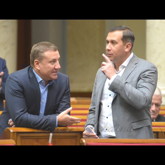 9 листопада 2018 пленарне засідання Верховної Ради України.
Головуючий повідомив, що у сесійній залі присутні члени Кабінету Міністрів на чолі з Прем’єр-міністром Володимиром Гройсманом. 
Розпочалася «година запитань до Уряду». Роман Заставний НФ, Тарас Юрик БП.
