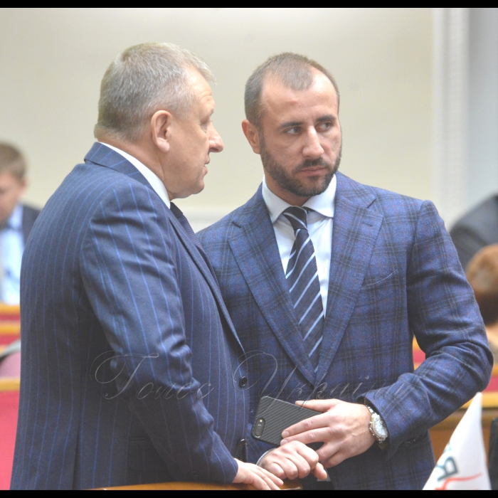 9 листопада 2018 пленарне засідання Верховної Ради України.
Головуючий повідомив, що у сесійній залі присутні члени Кабінету Міністрів на чолі з Прем’єр-міністром Володимиром Гройсманом. 
Розпочалася «година запитань до Уряду». Петро Юрчишин БП, Сергій Рибалка РП.