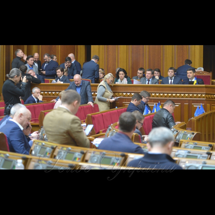 9 листопада 2018 пленарне засідання Верховної Ради України.
Головуючий повідомив, що у сесійній залі присутні члени Кабінету Міністрів на чолі з Прем’єр-міністром Володимиром Гройсманом. 
Розпочалася «година запитань до Уряду». 