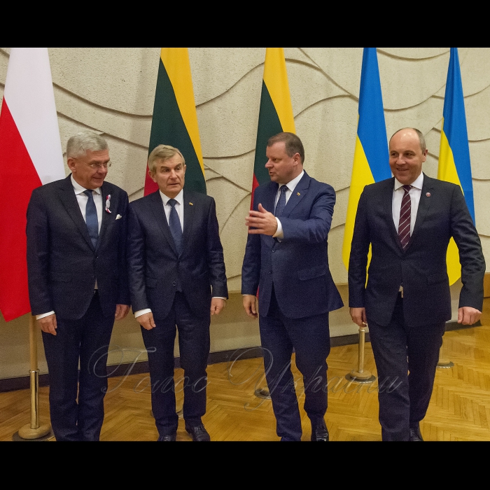 12 листопада 2018 візит Голови Верховної Ради України Андрія Парубія до Литовської Республіки для участі у роботі 9-ї сесії Міжпарламентської асамблеї Сейму Литовської Республіки, Сейму і Сенату Республіки Польща та Верховної Ради України.
Зустріч Голови Верховної Ради України А.Парубія Спікера Сейму Литовської Республіки Вілтораса Пранцкєтіса та Маршалека Сенату Республіки Польща Станіслава Карчевського з Прем’єр-міністром Литовської Республіки Саулюсом Сквєрнялісом.
Маршалек Сенату Республіки Польща Станіслав Карчевський, Спікер Сейму Литовської Республіки Вілторас Пранцкєтіс, Прем’єр-міністр Литовської Республіки Саулюс Сквєрняліс, Голова Верховної Ради України Андрій Парубій.