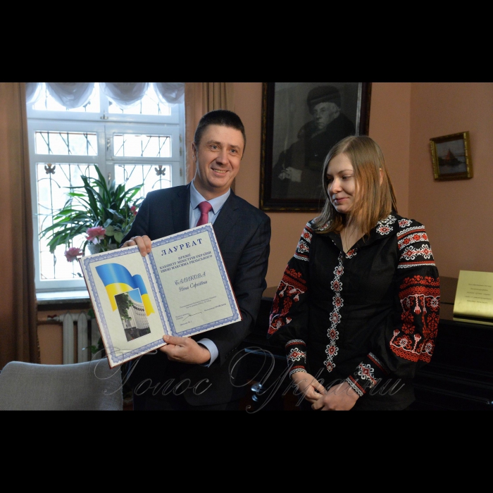 15 листопада 2018 вчора у Літературно-меморіальному музеї Максима Рильського відбулося урочисте вручення Премії Кабінету міністрів України імені Максима Рильського за переклад українською мовою творів видатних зарубіжних авторів.
Цього року премія присуджена Ніні Баликовій за літературний переклад з давньояпонської мови збірки оповідань і легенд Кенко-хоші 