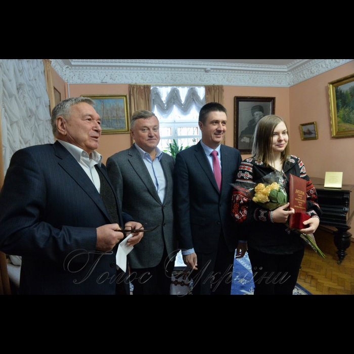 15 листопада 2018 вчора у Літературно-меморіальному музеї Максима Рильського відбулося урочисте вручення Премії Кабінету міністрів України імені Максима Рильського за переклад українською мовою творів видатних зарубіжних авторів.
Цього року премія присуджена Ніні Баликовій за літературний переклад з давньояпонської мови збірки оповідань і легенд Кенко-хоші 