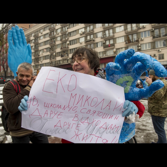 15 листопада 2018 флешмоб, присвячений Recycling_day (день переробки відходів в Україні). Мета - привернути увагу до відсутності роздільного збору та переробки відходів в Україні. Активісти та волонтери будуть збирати пластикові пляшки та папір. Зібрані відходи будуть передані на переробку до ТОВ Київміськвторресурси. Активіст Тетяна Завойська.