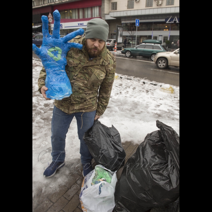 15 листопада 2018 флешмоб, присвячений Recycling_day (день переробки відходів в Україні). Мета - привернути увагу до відсутності роздільного збору та переробки відходів в Україні. Активісти та волонтери будуть збирати пластикові пляшки та папір. Зібрані відходи будуть передані на переробку до ТОВ Київміськвторресурси. 